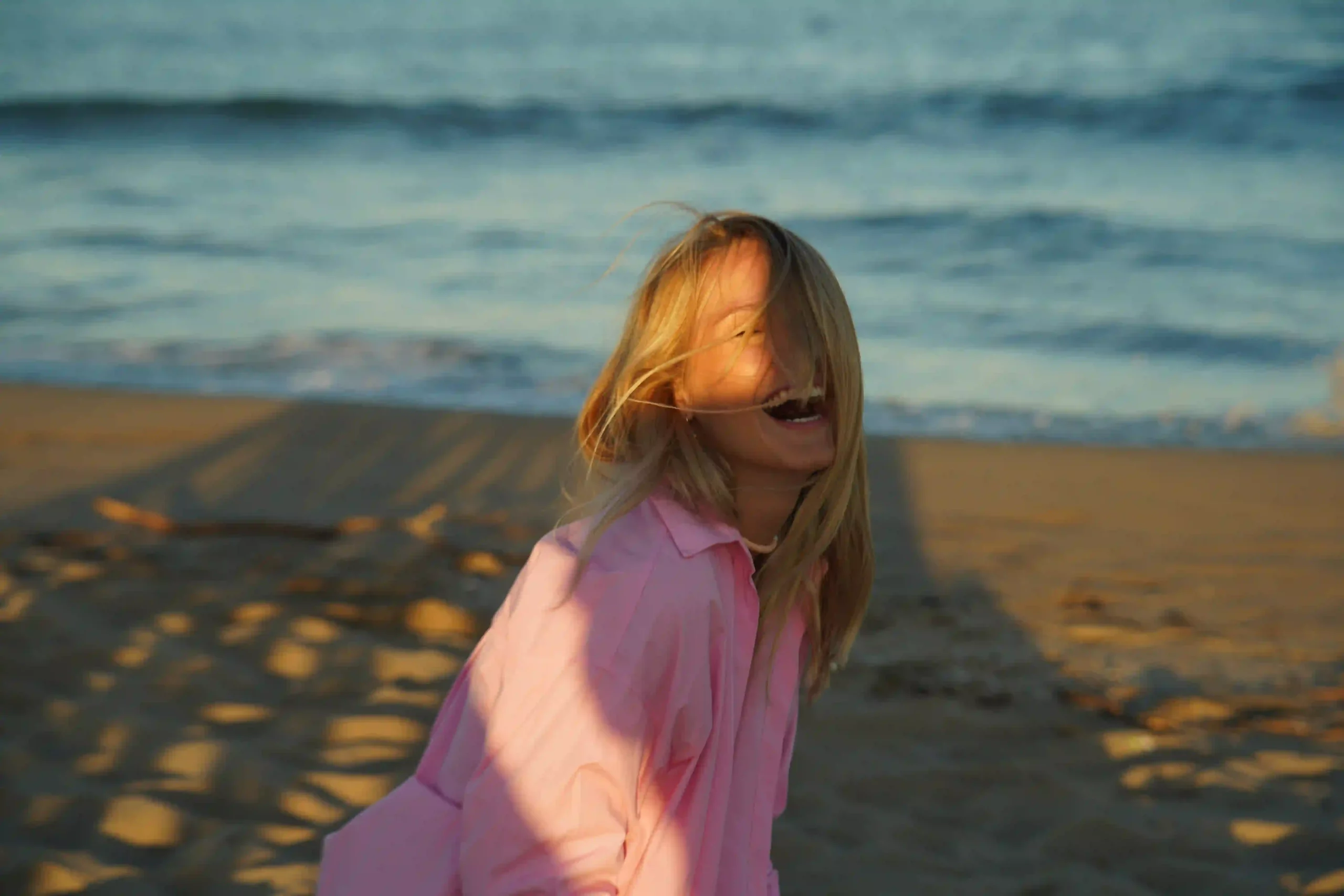 Portrait lumineux de Victoire Rousset sur la plage évoquant le bien-être