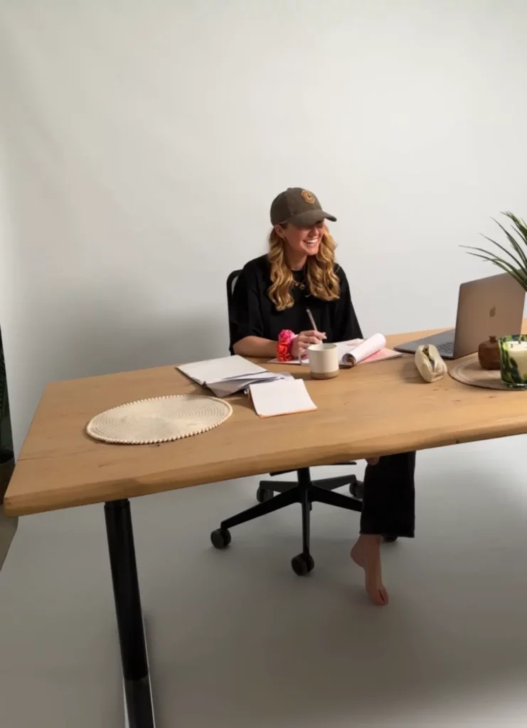 Victoire Rousset à son bureau dans son cabinet à Montpellier