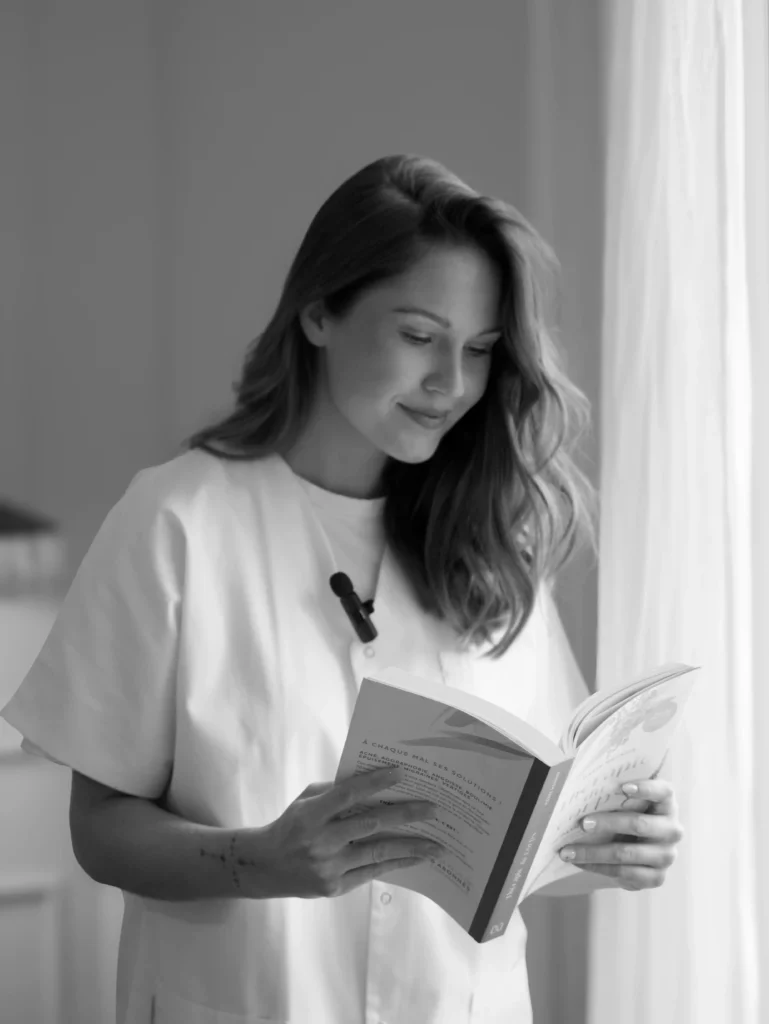Victoire Rousset ostéopathe en train de lire un livre sur la thérapie du corps