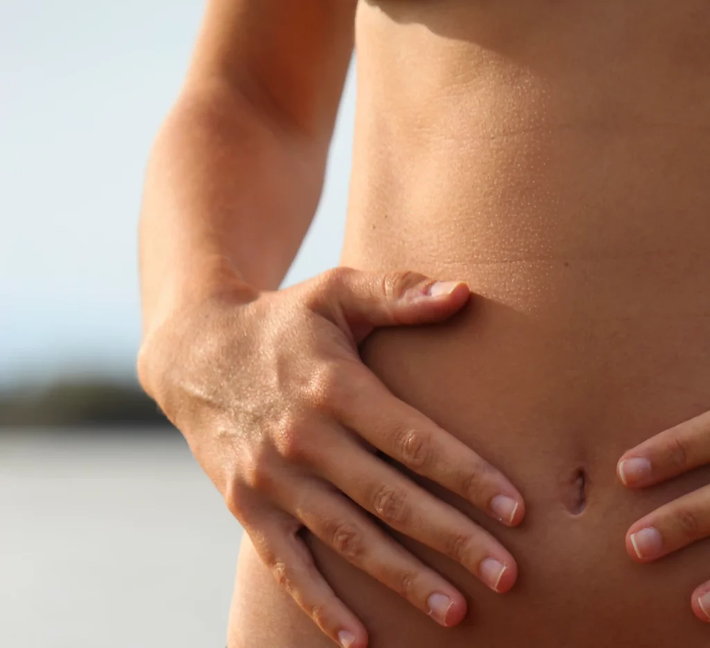 Mains posées sur le ventre pour un soin d'ostéopathie viscérale et émotionnelle