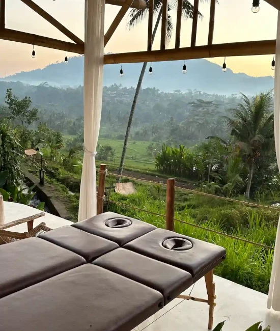 Table de massage dans un cadre apaisant à Bali
