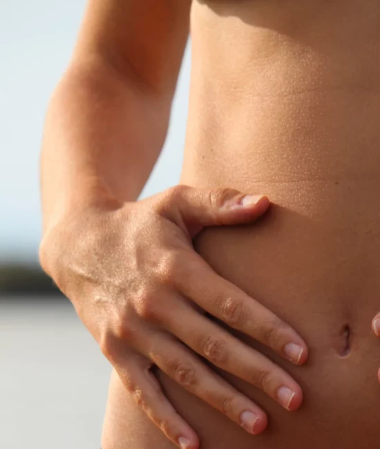 Mains posées sur le ventre pour un soin d'ostéopathie viscérale et émotionnelle